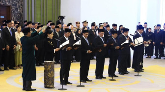 Mahkamah Agung Ambil Sumpah Tujuh Anggota Baru Dewan Komisioner OJK